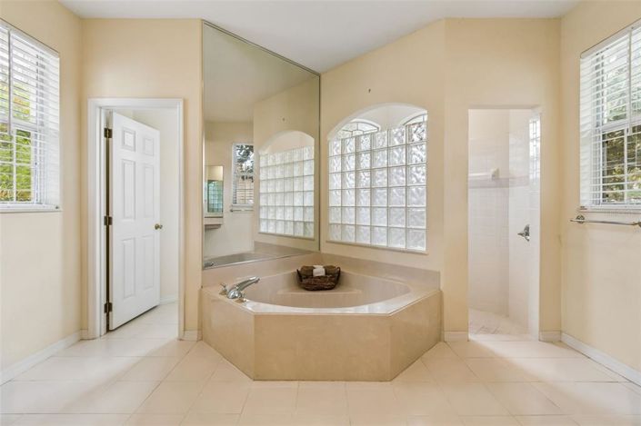Image No.26-4 Bed Property for sale