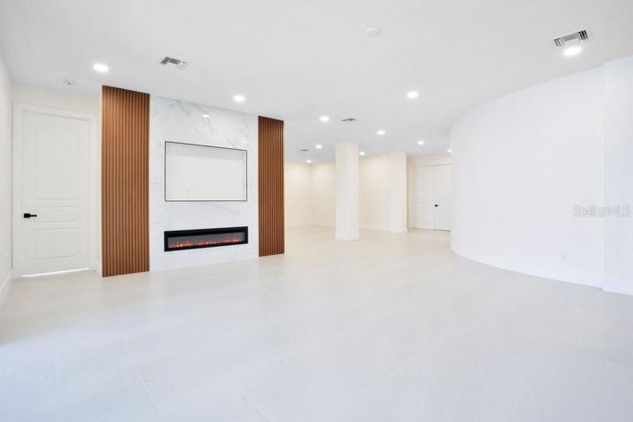 Image No.56-5 Bed Property for sale