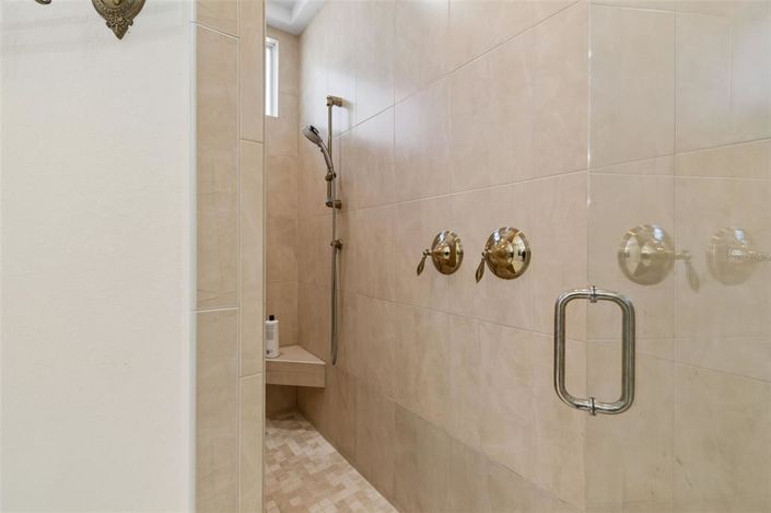 Image No.38-5 Bed Property for sale