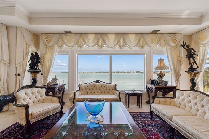 Image No.9-5 Bed Property for sale