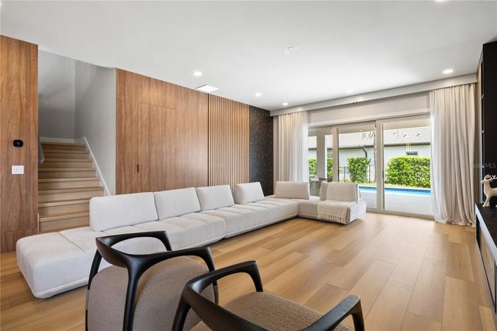 Image No.27-6 Bed Property for sale