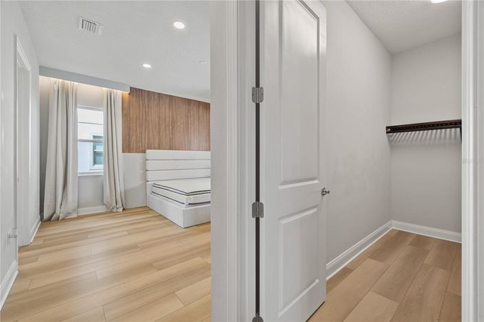 Image No.40-6 Bed Property for sale