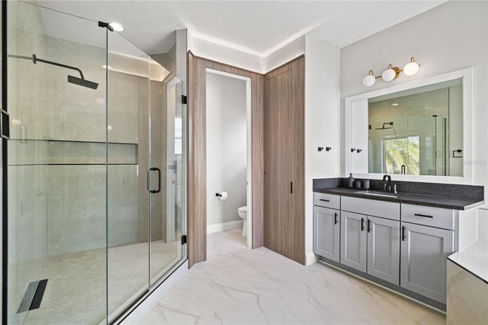 Image No.56-6 Bed Property for sale