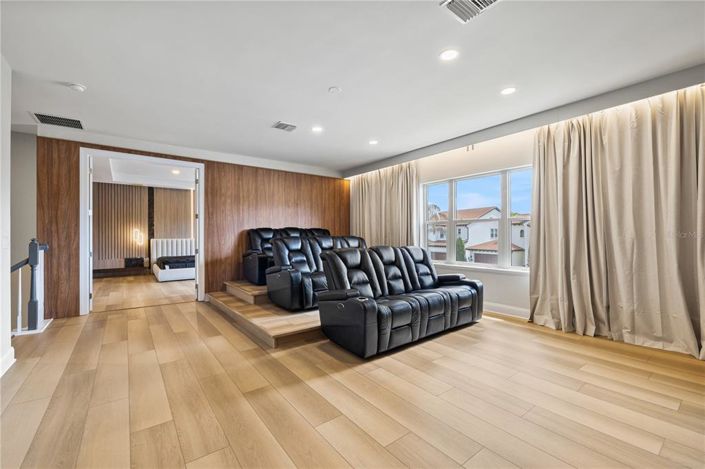 Image No.57-6 Bed Property for sale