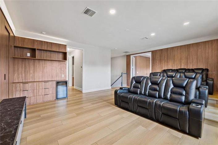 Image No.59-6 Bed Property for sale