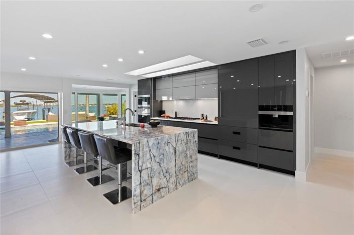 Image No.11-4 Bed Property for sale