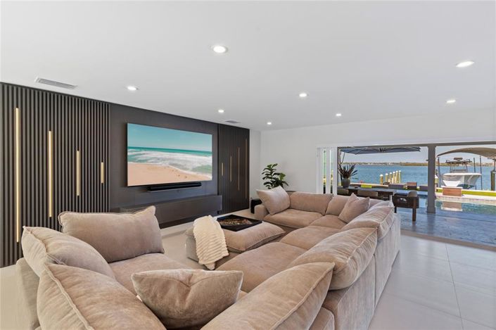 Image No.56-4 Bed Property for sale