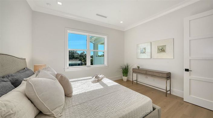 Image No.56-5 Bed Property for sale
