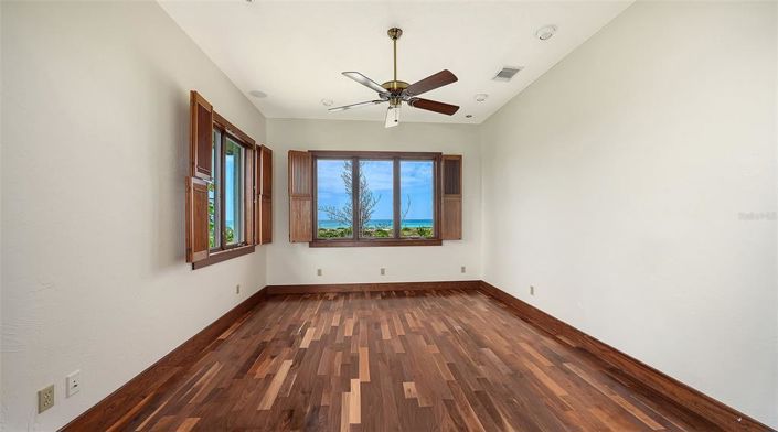 Image No.26-4 Bed Property for sale