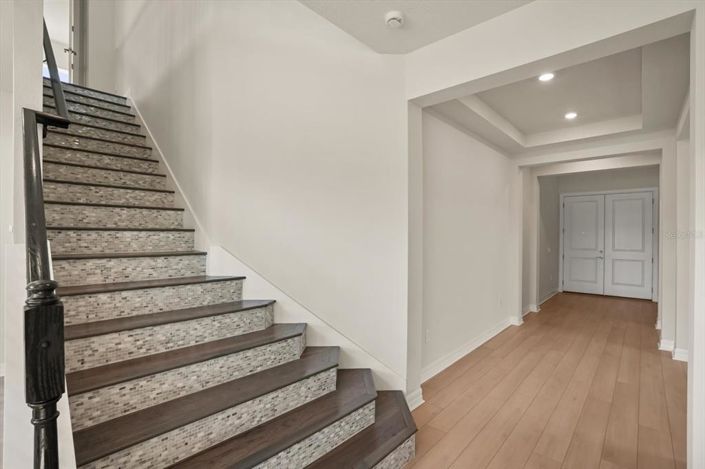 Image No.25-6 Bed Property for sale