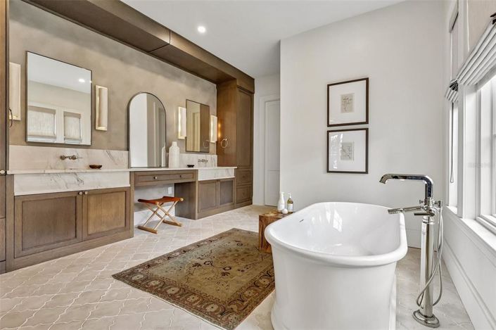 Image No.50-5 Bed Property for sale