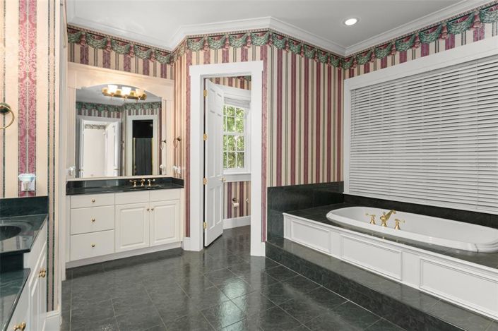 Image No.42-5 Bed Property for sale