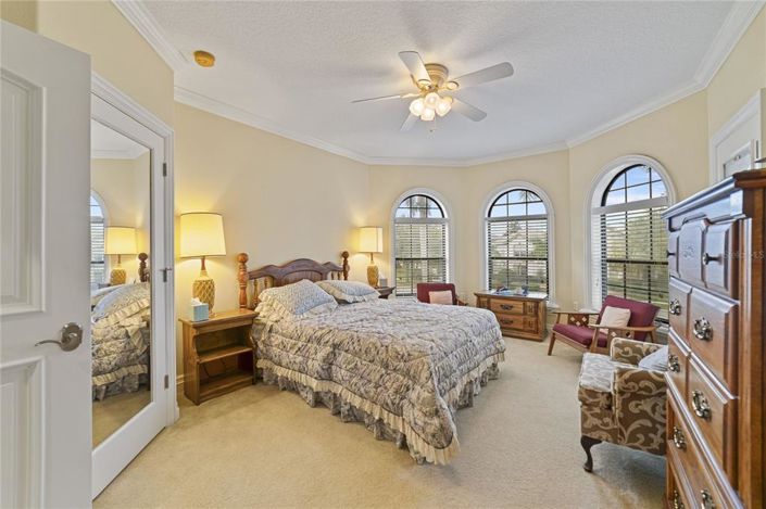 Image No.17-6 Bed Property for sale