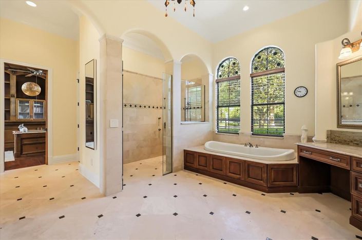 Image No.36-4 Bed Property for sale