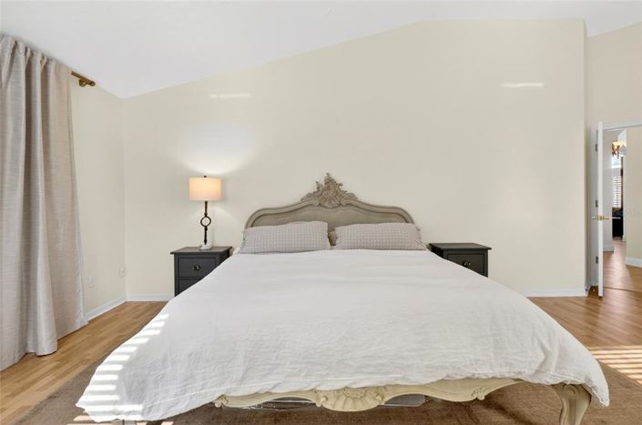 Image No.26-4 Bed Property for sale