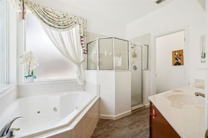 Image No.32-4 Bed Property for sale