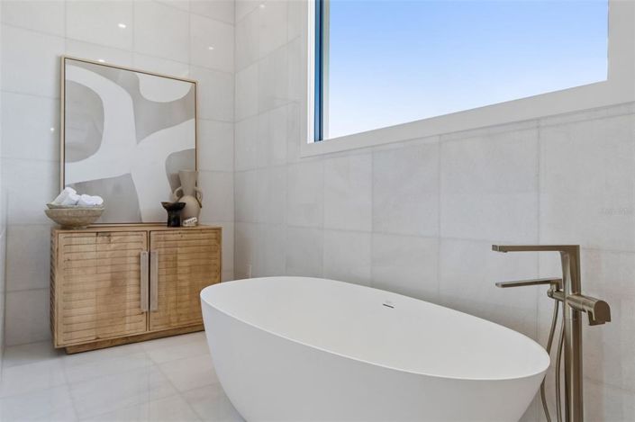Image No.43-5 Bed Property for sale
