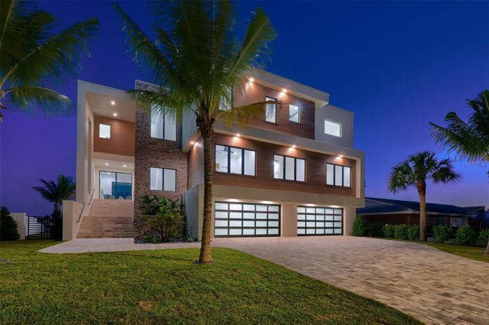 Image No.7-5 Bed Property for sale