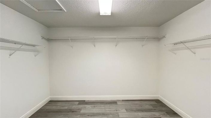 Image No.27-6 Bed Property for sale