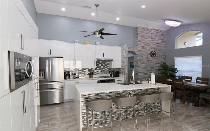 Image No.2-5 Bed Property for sale