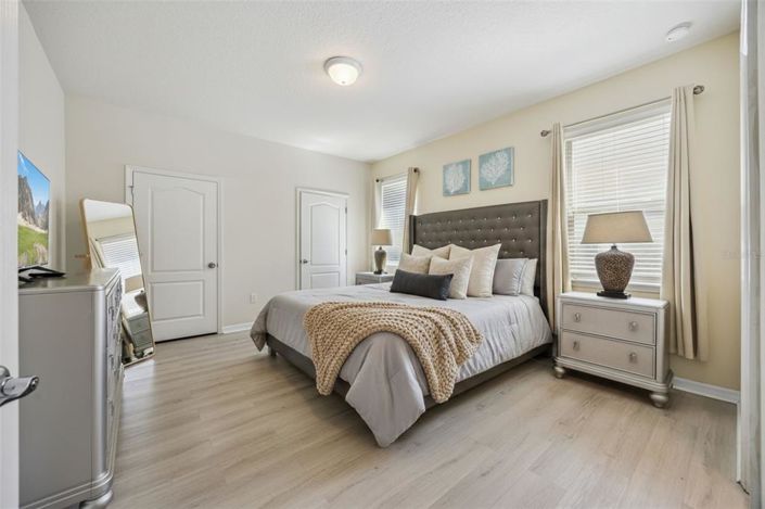 Image No.18-8 Bed Property for sale