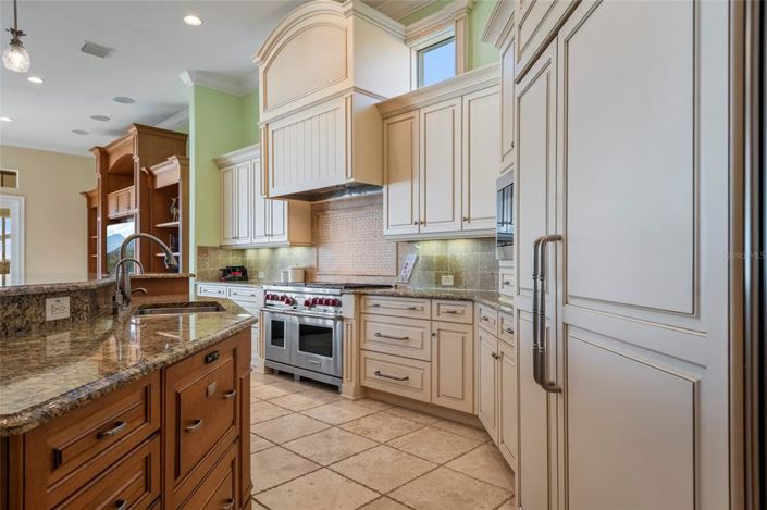 Image No.35-6 Bed Property for sale