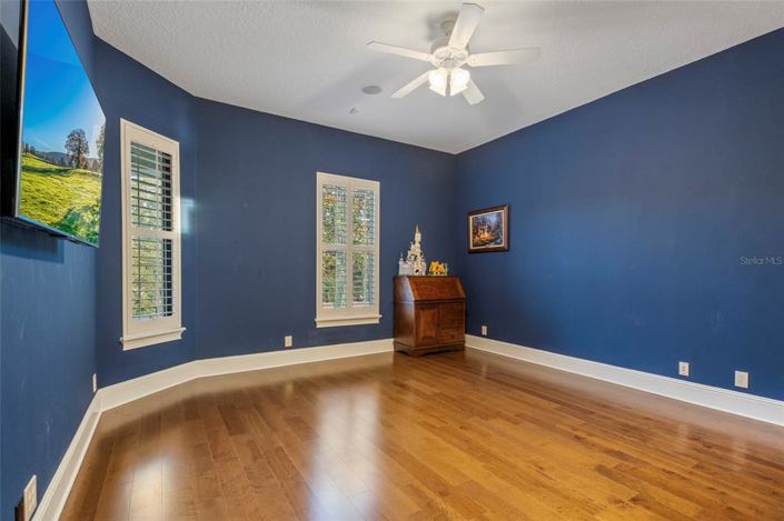 Image No.56-6 Bed Property for sale