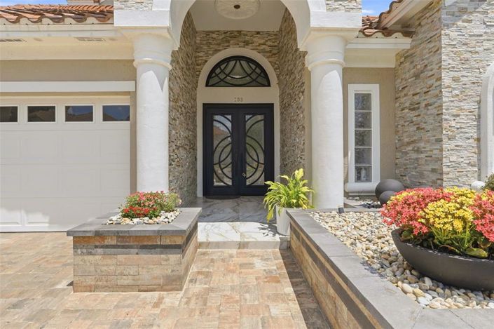Image No.2-6 Bed Property for sale