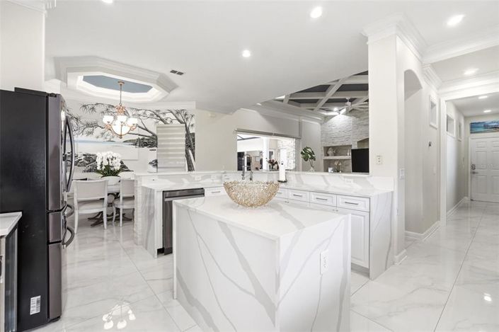 Image No.25-6 Bed Property for sale