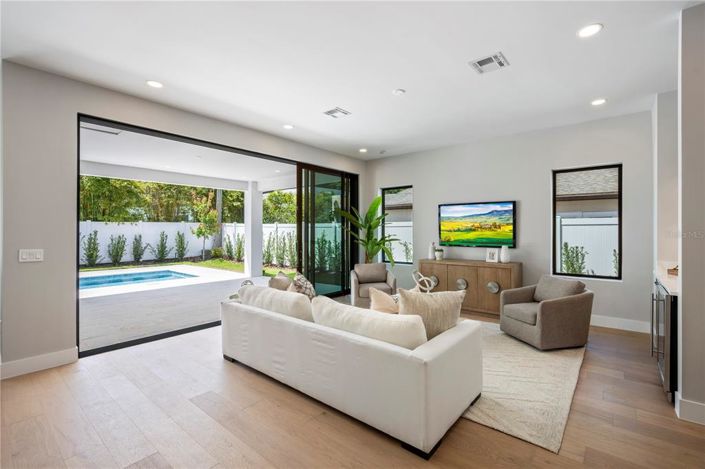 Image No.5-4 Bed Property for sale