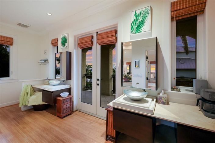 Image No.14-4 Bed Property for sale