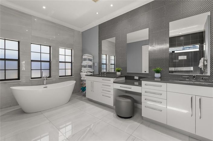 Image No.21-5 Bed Property for sale