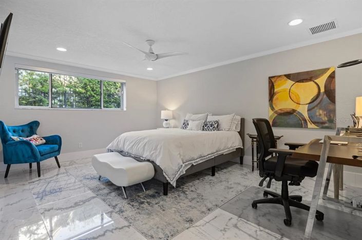 Image No.56-6 Bed Property for sale