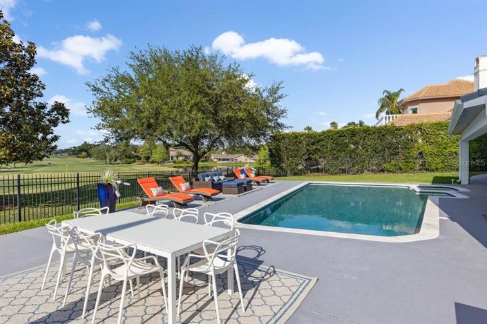 Image No.60-6 Bed Property for sale