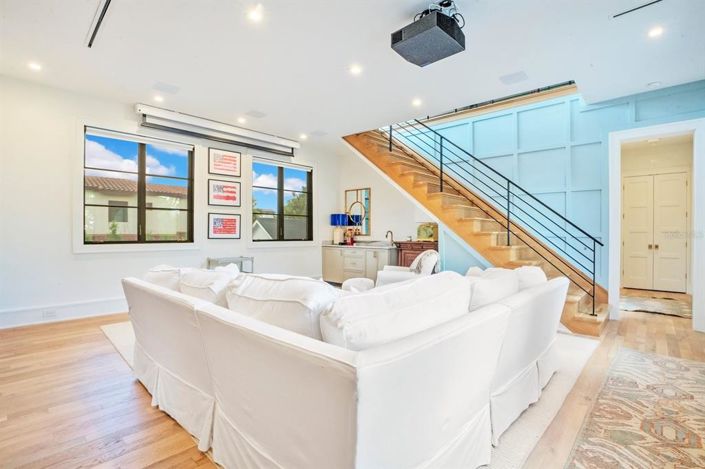 Image No.36-6 Bed Property for sale