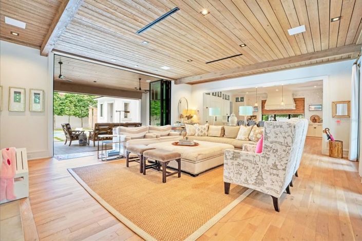 Image No.4-6 Bed Property for sale