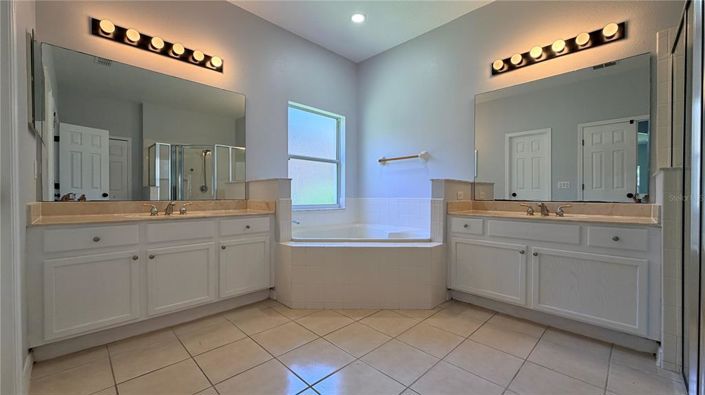 Image No.26-5 Bed Property for sale