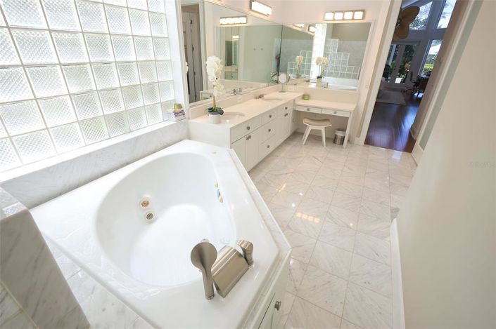 Image No.27-4 Bed Property for sale