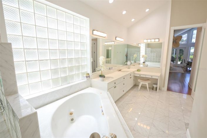 Image No.28-4 Bed Property for sale