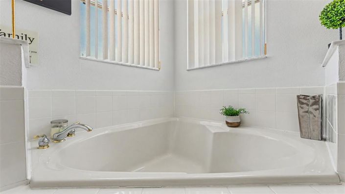 Image No.30-5 Bed Property for sale
