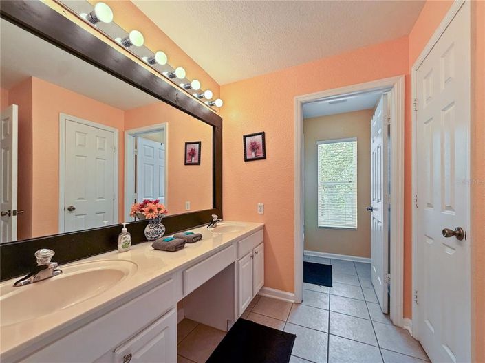 Image No.22-6 Bed Property for sale