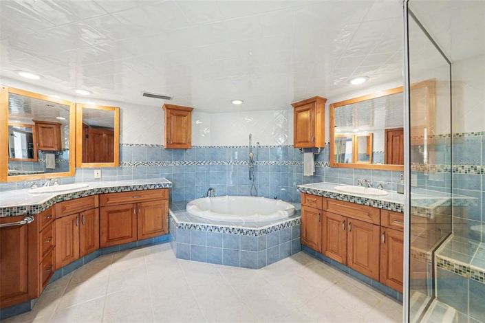 Image No.20-4 Bed Property for sale