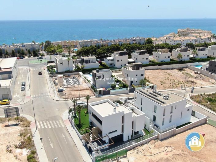 Image No.1-4 Bed Villa for sale