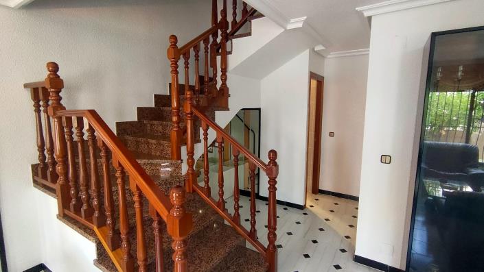 Image No.8-5 Bed House for sale