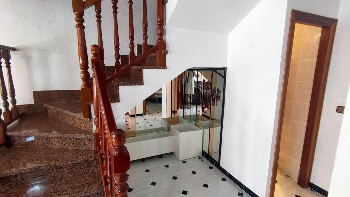 Image No.9-5 Bed House for sale