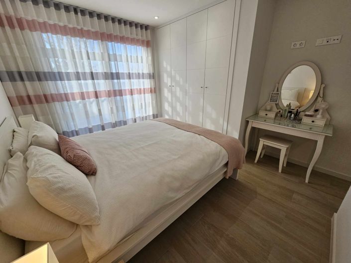 Image No.28-4 Bed Property for sale