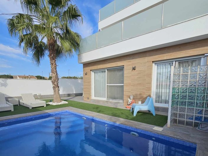 Image No.5-4 Bed Property for sale