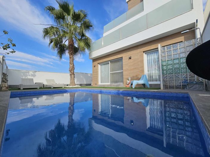 Image No.6-4 Bed Property for sale