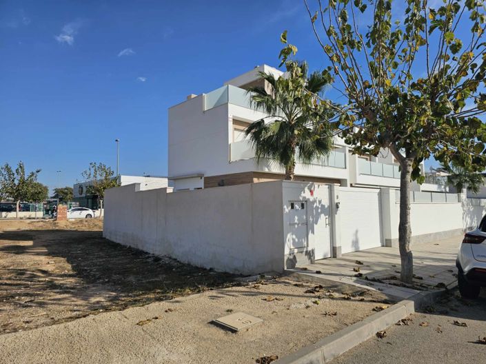 Image No.63-4 Bed Property for sale