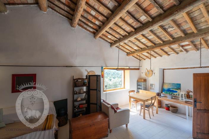 Image No.24-2 Bed Farmhouse for sale